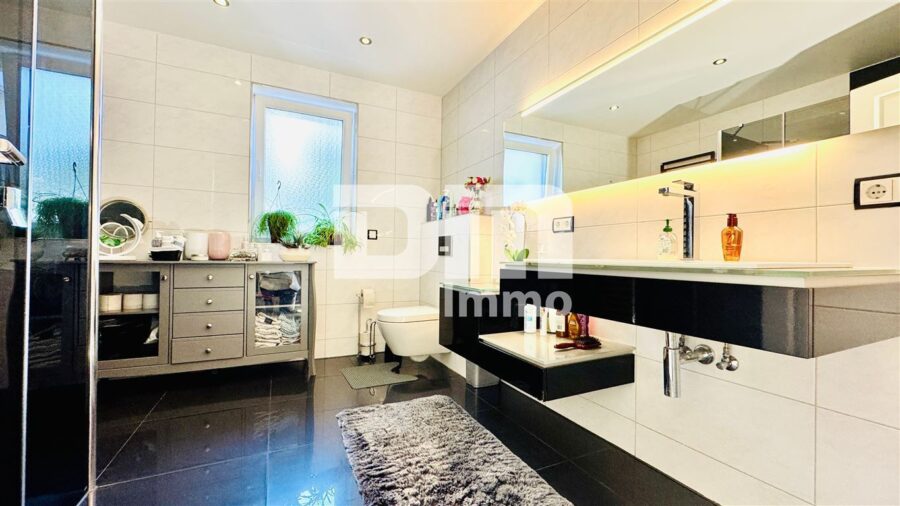 Luxeriöse Stadtvilla mit exklusiver Ausstattung in Traumlage mit vielen hochwertigen Extras - EG Badezimmer / Dusche